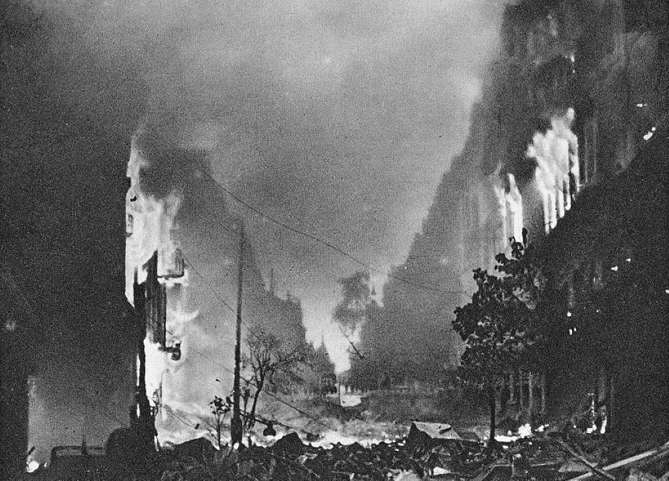 Płonąca ulica Marszałkowska podczas powstania...  / fot. Wikimedia Commons