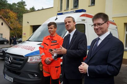 Wojewoda Wielkopolski przekazuje ambulans  / fot. WUW